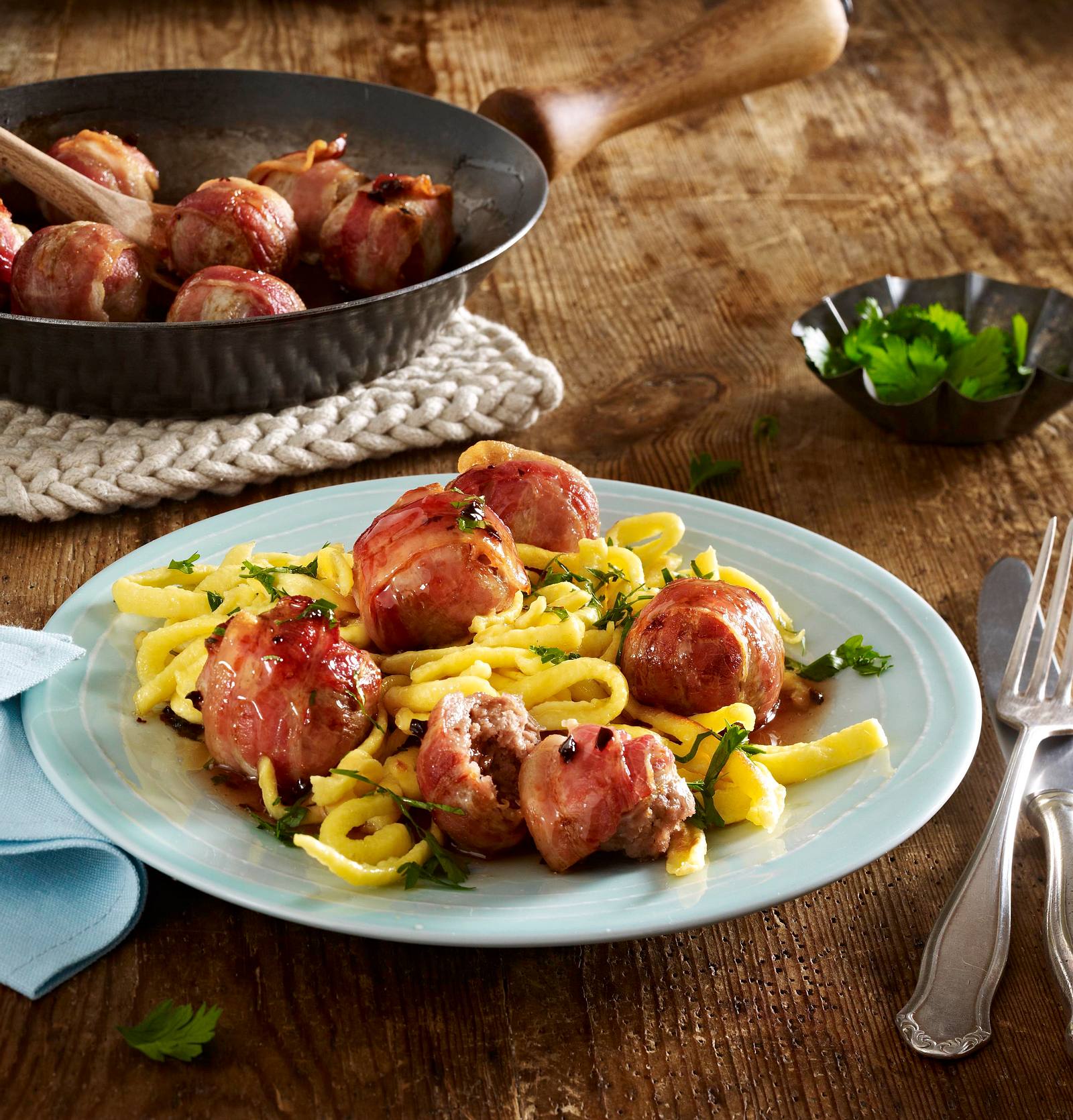 Hackbällchen im Speckmantel mit Pflaumensoße und Spätzle Rezept | LECKER