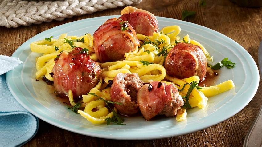 Hackbällchen im Speckmantel mit Pflaumensoße und Spätzle Rezept - Foto: Fucke, Johannes