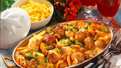 Hackbällchen in Champignon-Gewürzgurken-Rahmsoße Rezept - Foto: LECKER @ Bauer Media Group