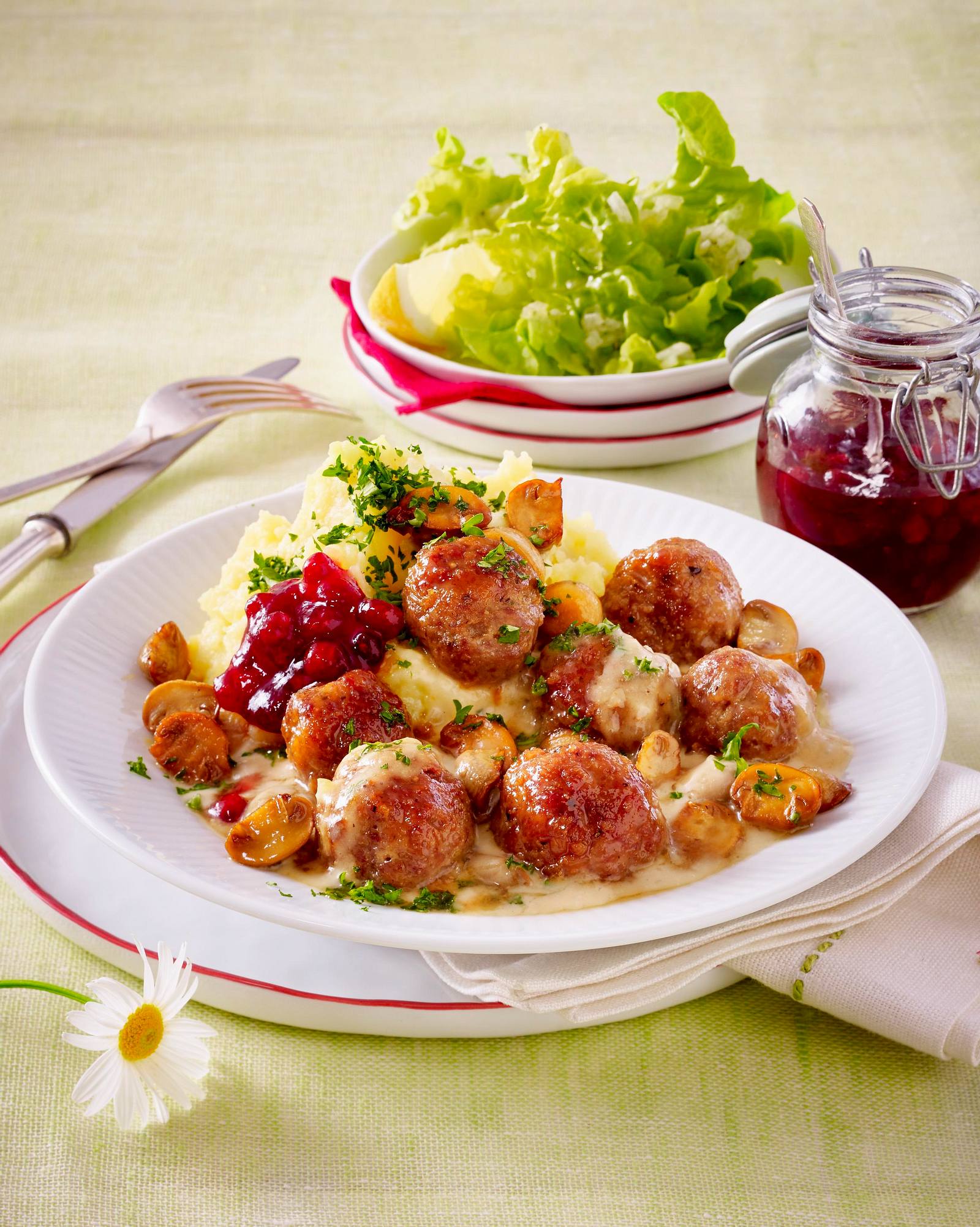 Hackbällchen in Champignon-Rahm mit Kartoffelstampf Rezept | LECKER