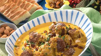 Hackbällchen in Curry-Sahne-Soße Rezept - Foto: LECKER @ Bauer Media Group