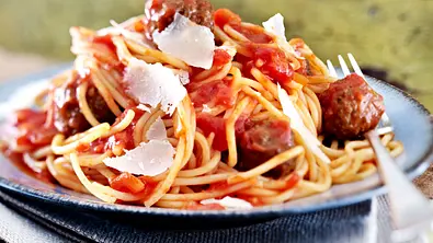 Hackbällchen in Tomatensosse mit Spaghetti Rezept - Foto: LECKER @ Bauer Media Group