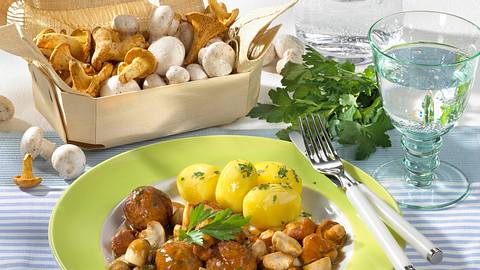 Hackbällchen Jäger Art mit Kartoffeln Rezept - Foto: House of Food / Bauer Food Experts KG