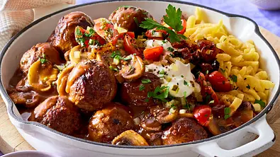 Hackbällchen Jäger Art mit Champignons und Spätzle in einer weißen Pfanne - Foto: LECKER @ Bauer Media Group