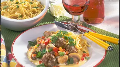 Hackbällchen-Ragout mit Pilzen zu Spätzle Rezept - Foto: LECKER @ Bauer Media Group