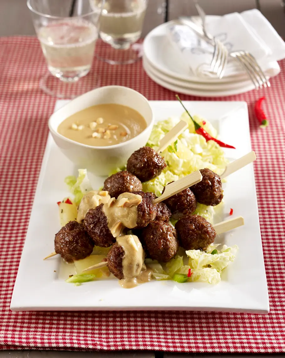 Hackbällchen-Sate mit Erdnusssoße und Chinakohlsalat Rezept Hackbällchen-Sate mit Erdnusssoße und Chinakohlsalat Rezept