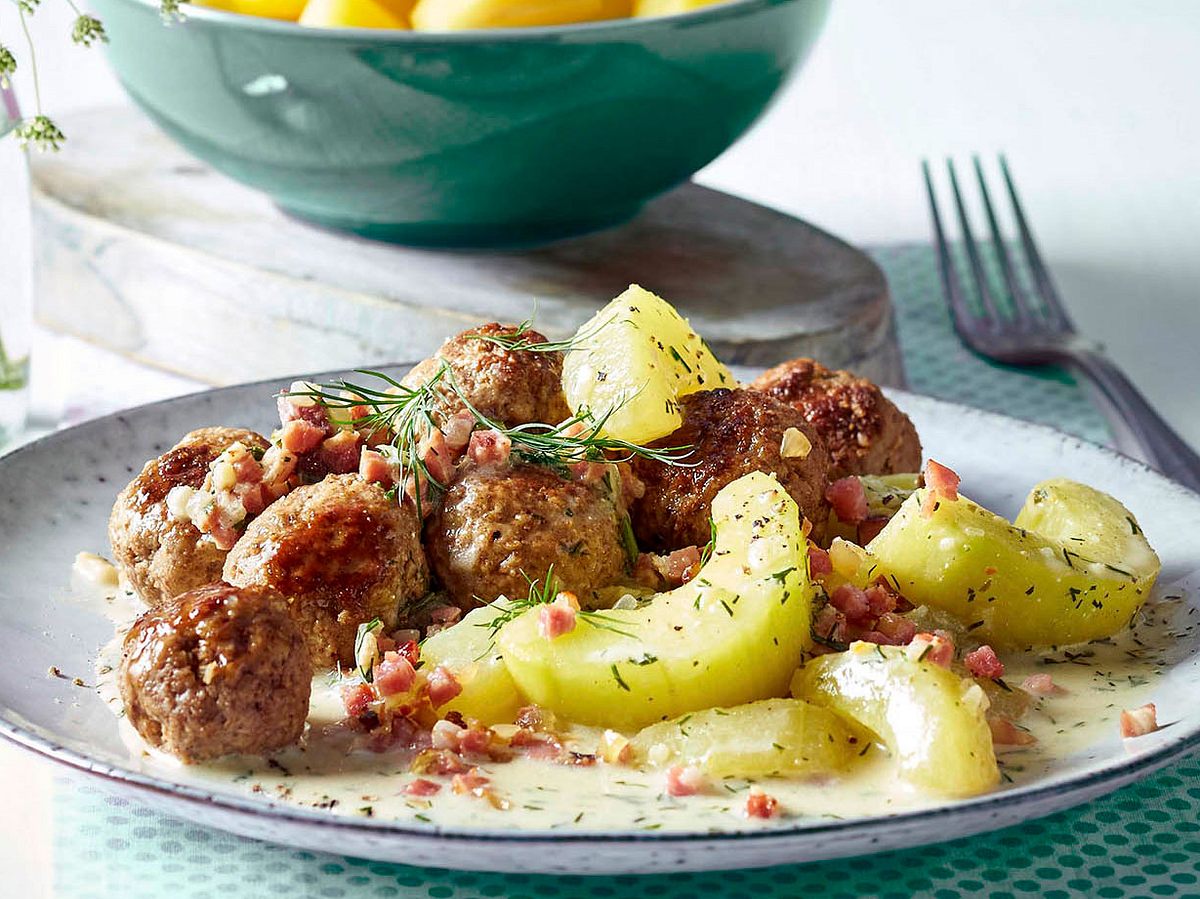 Hackbällchen zu Schmorgurken in Speckrahm Rezept