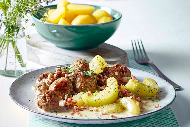 Hackbällchen zu Schmorgurken in Speckrahm Rezept