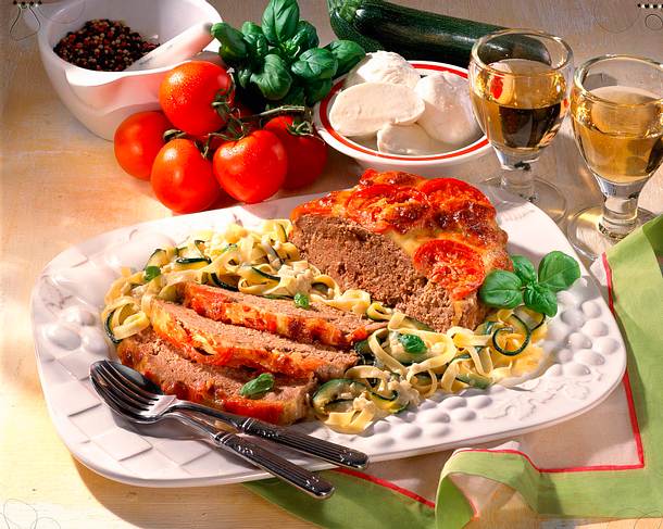 Hackbraten auf Zucchini-Rahmnudeln Rezept Hackbraten auf Zucchini-Rahmnudeln Rezept