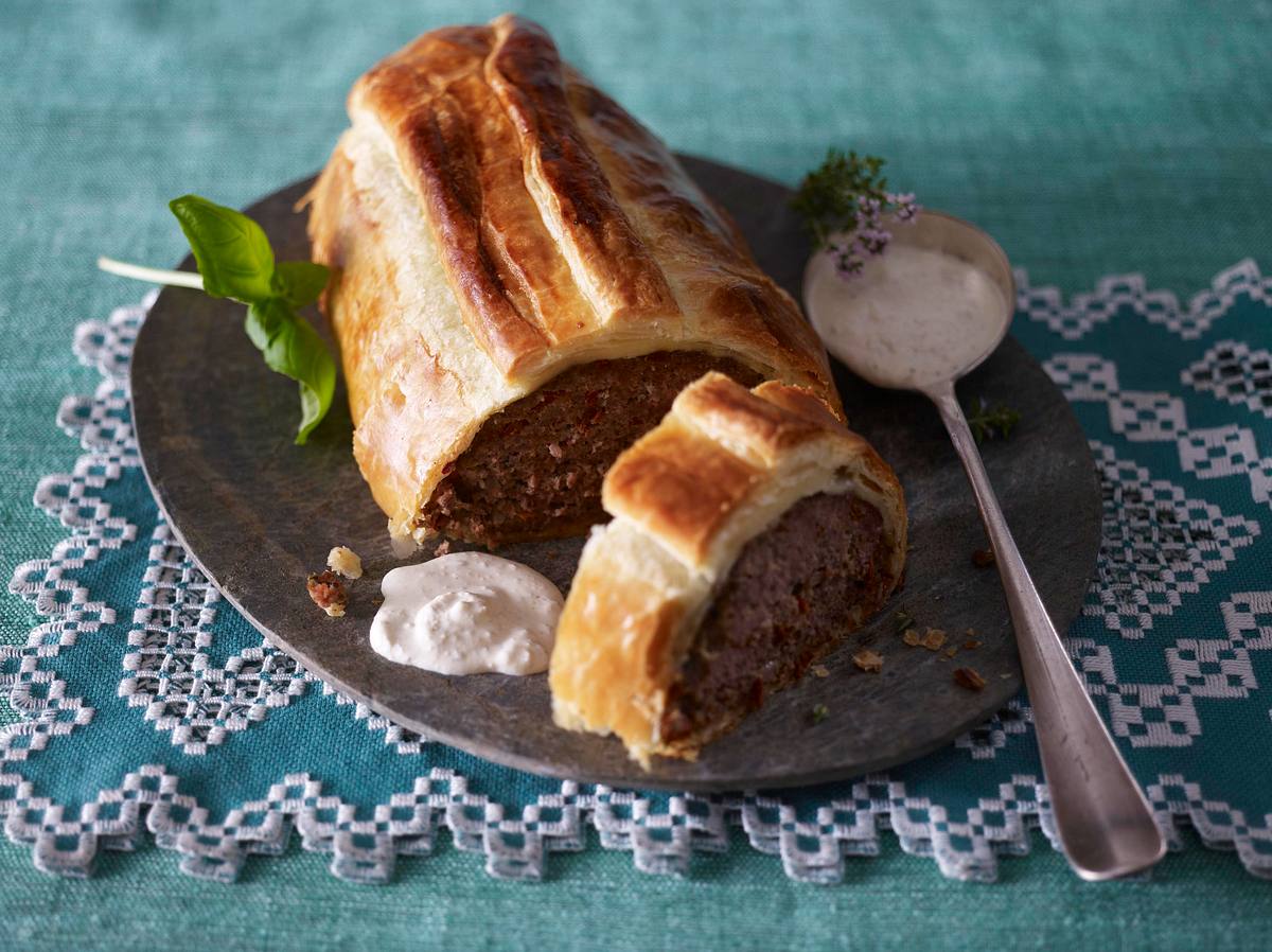 Hackbraten in Blätterteig mit Oliven-Ricotta-Dip Rezept