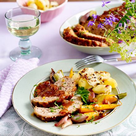 Hackbraten mit Apfel-Bacon-Jam Rezept Hackbraten mit Apfel-Bacon-Jam Rezept