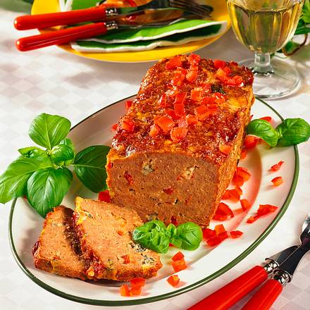 Hackbraten mit Basilikum-Schimmelkäse und Tomaten Rezept