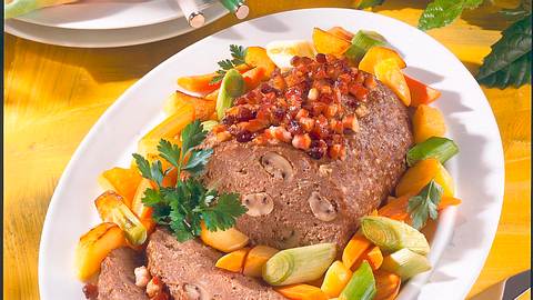 Hackbraten mit Champignons und Speckkruste Rezept - Foto: Maass