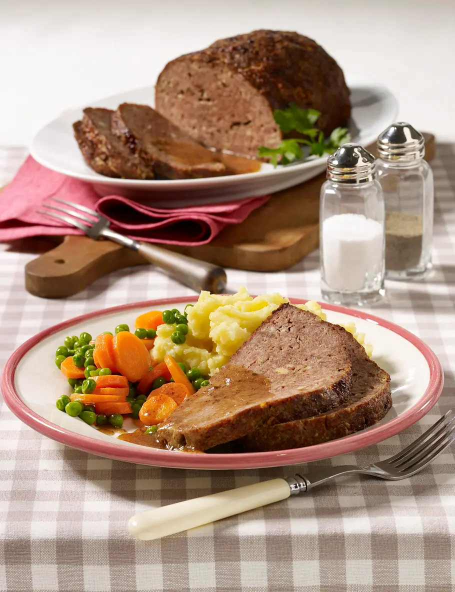 Hackbraten mit Erbsen und Möhren und Kartoffelpüree Rezept