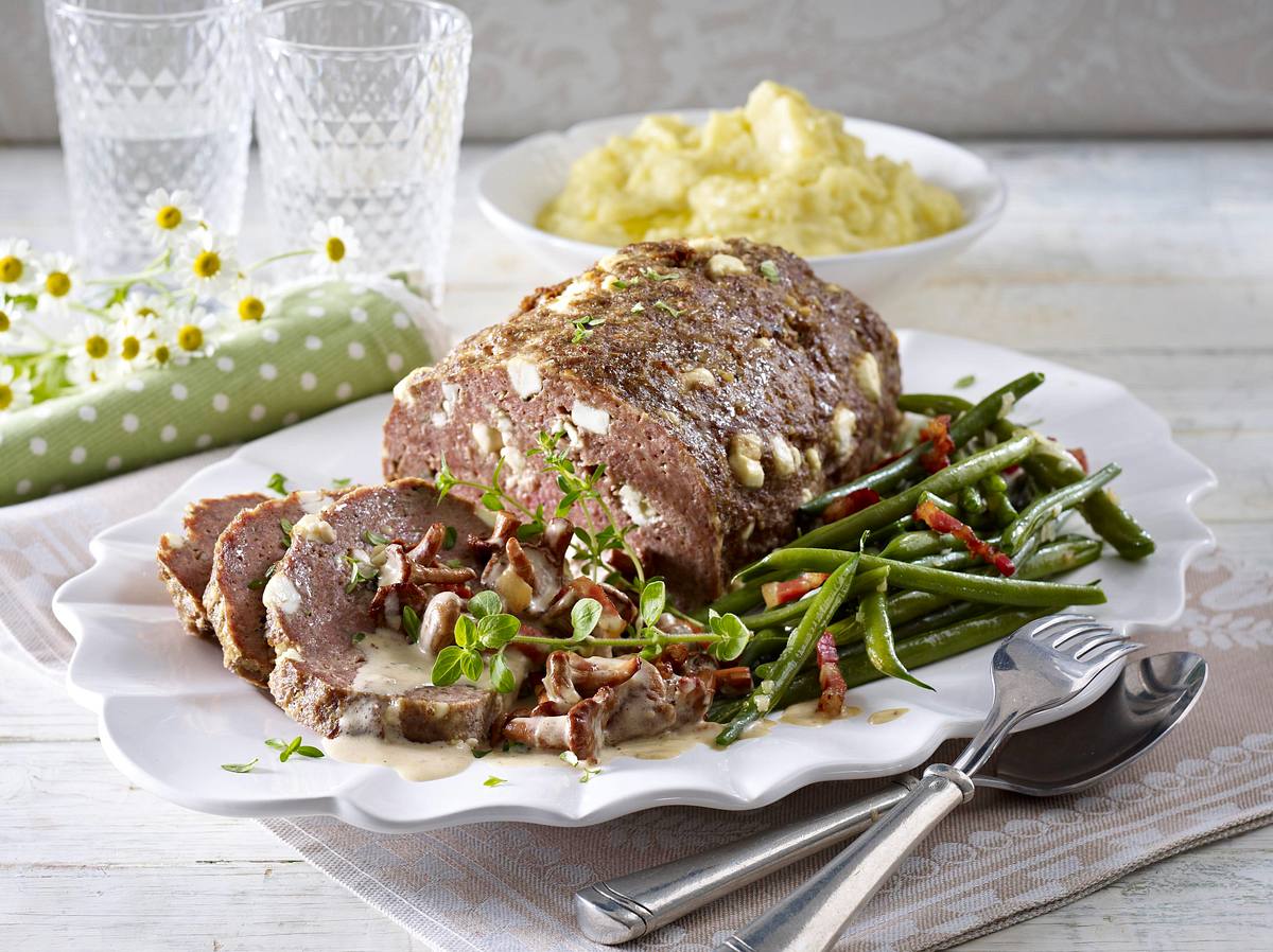 Hackbraten mit grünen Bohnen und Pfifferlingsrahm zu Kartoffelstampf Rezept