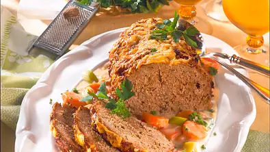 Hackbraten mit Käsekruste Rezept - Foto: LECKER @ Bauer Media Group