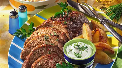 Hackbraten mit Ofenkartoffeln und Weißkrautsalat Rezept - Foto: LECKER @ Bauer Media Group