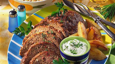 Hackbraten mit Ofenkartoffeln und Weißkrautsalat Rezept - Foto: Maass