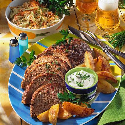 Hackbraten mit Ofenkartoffeln und Weißkrautsalat Rezept Hackbraten mit Ofenkartoffeln und Weißkrautsalat Rezept