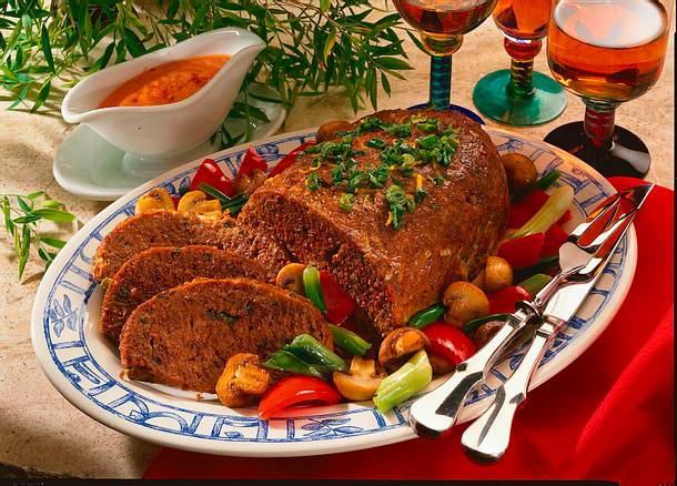 Hackbraten mit Paprika-Zwiebel-Gemüse Rezept Hackbraten mit Paprika-Zwiebel-Gemüse Rezept