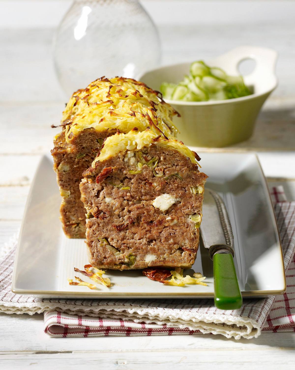 Hackbraten mit Schafskäsefüllung Rezept