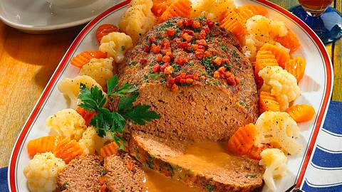 Hackbraten mit Speck-Kräuterkruste Rezept - Foto: Först, Thomas