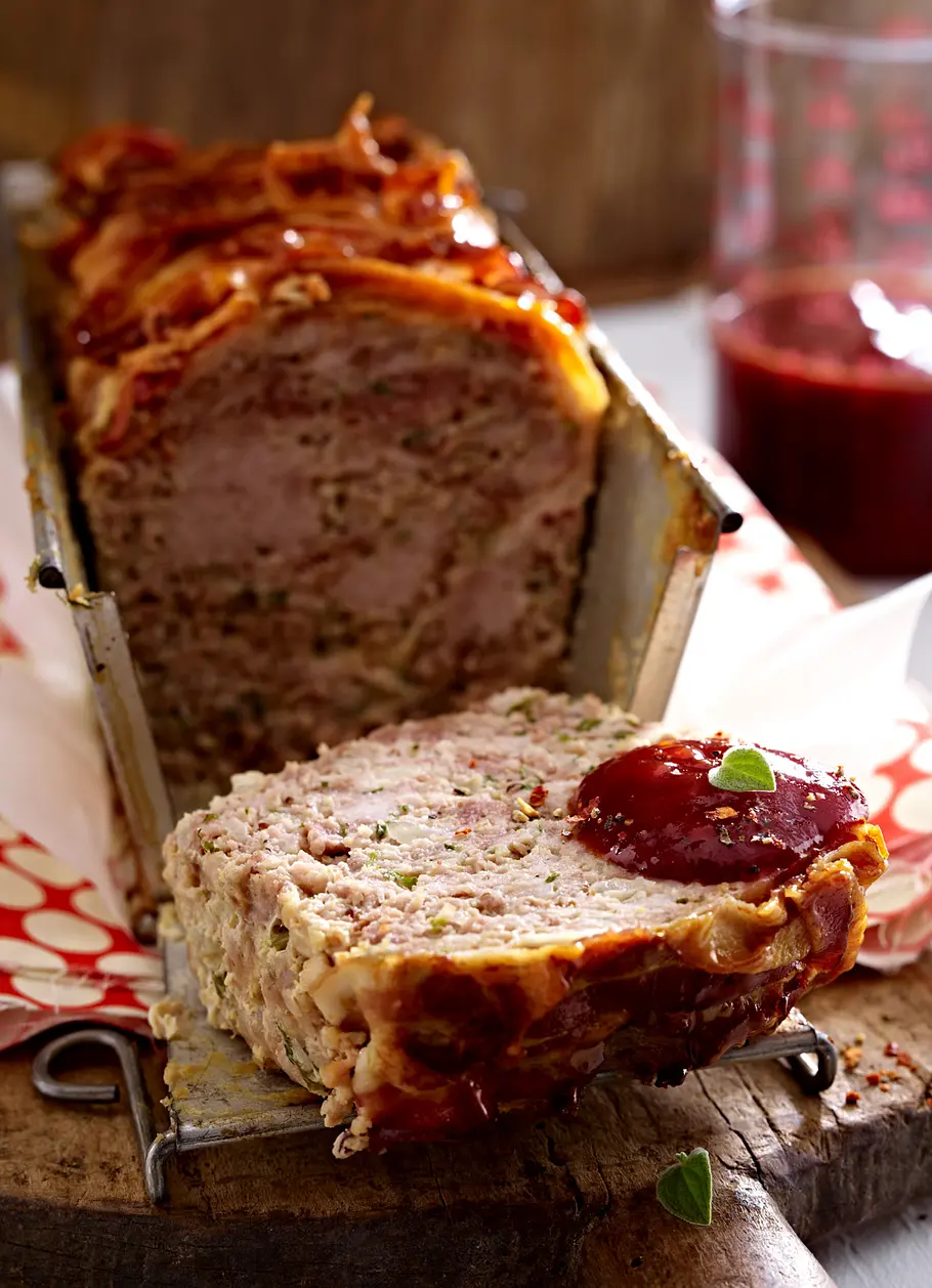 Hackbraten mit Speckkruste & BBQ-Soße Rezept Hackbraten mit Speckkruste & BBQ-Soße Rezept