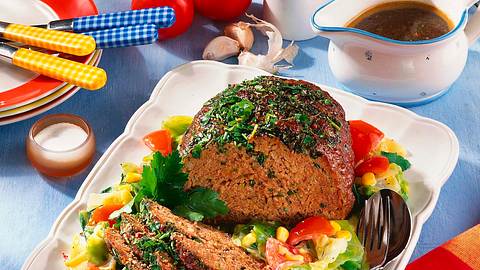 Hackbraten mit Spitzkohl-Tomatengemüse Rezept - Foto: Maass