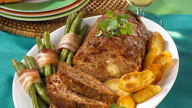 Hackbraten mit Tomate & Mozzarella Rezept - Foto: LECKER @ Bauer Media Group