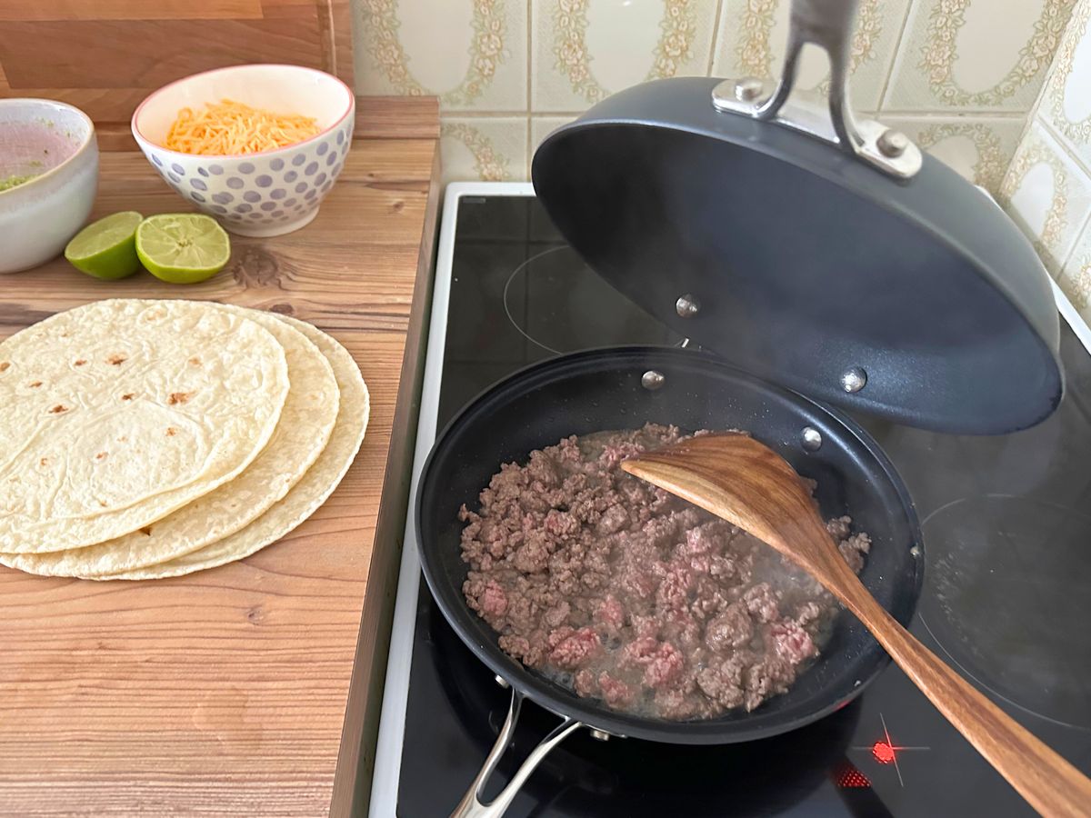 In der Wendepfanne von Hagen Grote wird Hackfleisch angebraten