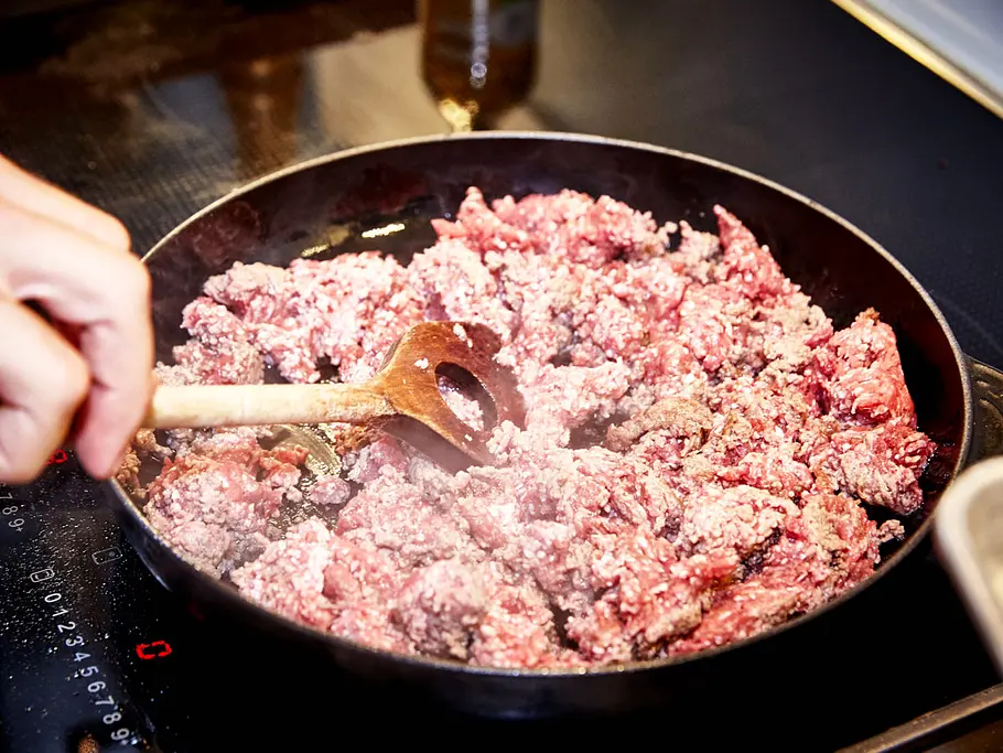 Hackfleisch für Nudelauflauf krümelig braten