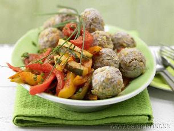 Hackfleisch-Linsen-Bällchen mit Paprikagemüse Rezept Hackfleisch-Linsen-Bällchen mit Paprikagemüse Rezept