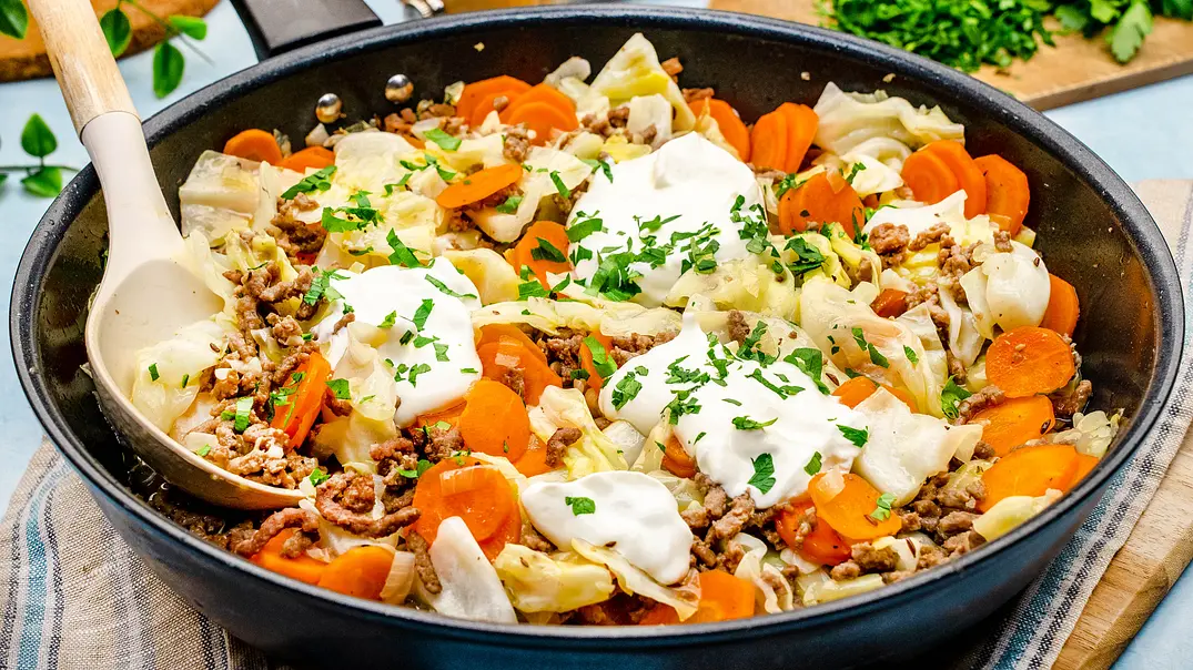 Hackfleisch mit Spitzkohl aus der Pfanne - Foto: ShowHeroes für LECKER @ Bauer Media Group