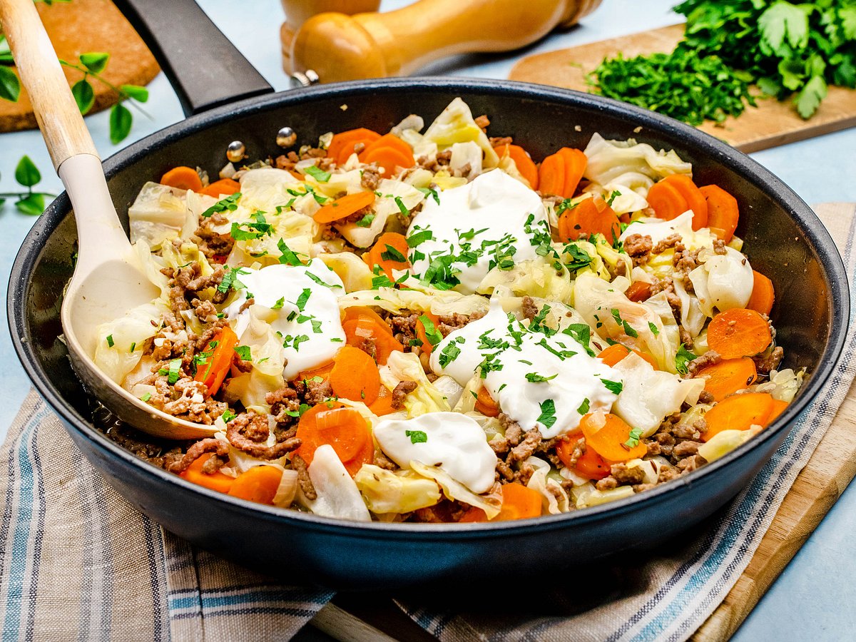 Hackfleisch mit Spitzkohl aus der Pfanne