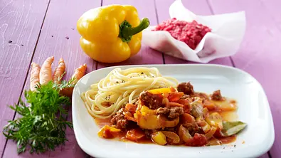 Hackfleisch mit Tomaten und Paprika Rezept - Foto: LECKER @ Bauer Media Group