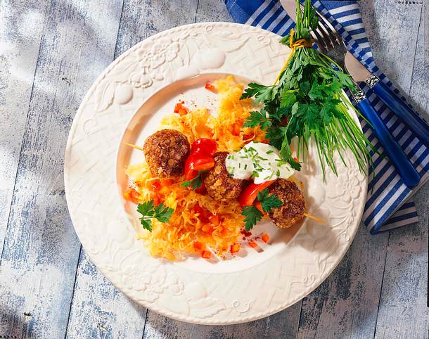 Hackfleischbällchenspieße auf Paprikakraut Rezept Hackfleischbällchenspieße auf Paprikakraut Rezept