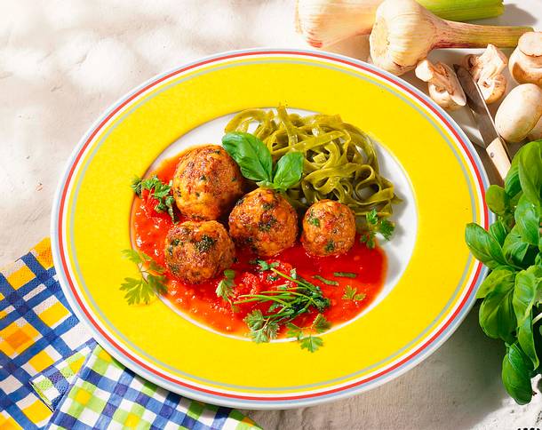 Hackfleischklößchen auf Spinatnudeln Rezept Hackfleischklößchen auf Spinatnudeln Rezept