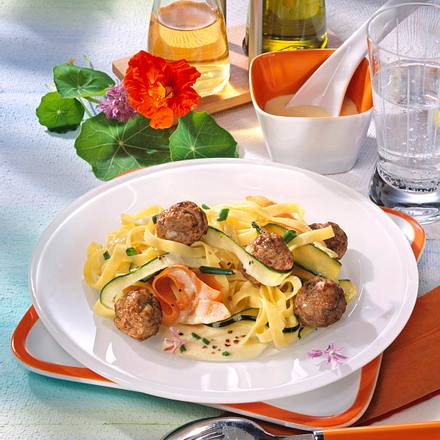 Hackklößchen auf warmem Nudel-Gemüsesalat (Diabetiker) Rezept