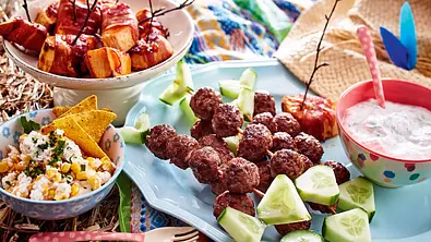 Hackpfeile und Süßkartoffelspieße mit Dips Rezept - Foto: LECKER @ Bauer Media Group