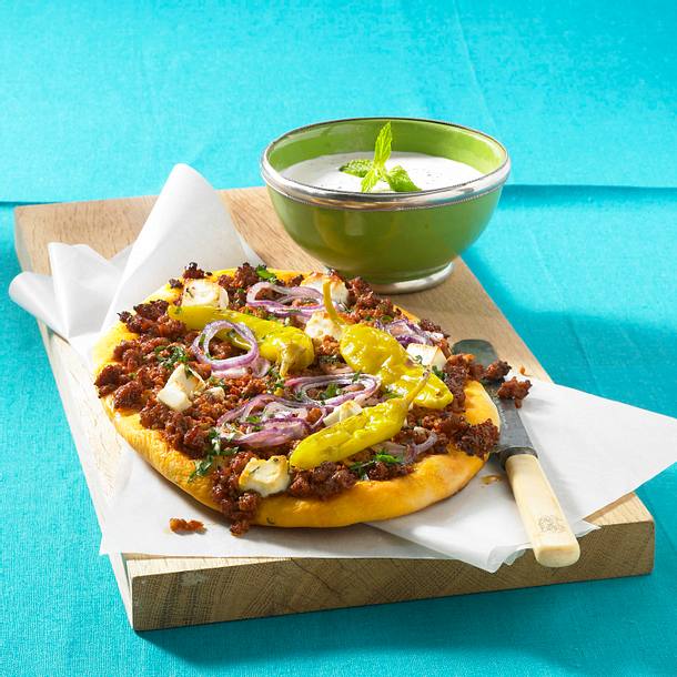 Hackpizza mit Minzjoghurt Rezept Hackpizza mit Minzjoghurt Rezept