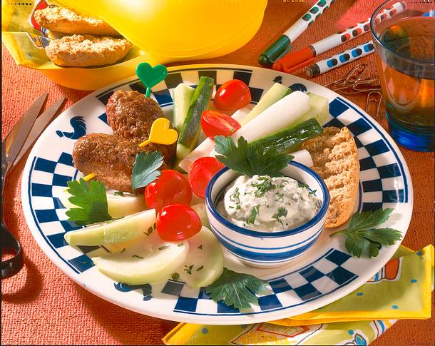 Hackröllchen mit Gemüserohkost und Dip Rezept Hackröllchen mit Gemüserohkost und Dip Rezept