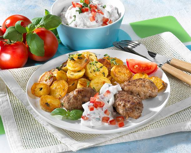 Hackröllchen mit Tomaten-Basilikum-Quark Rezept