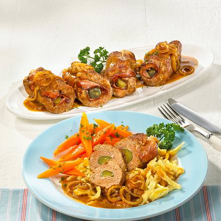 Hackröllchen mit Zwiebelsoße und Butter-Möhrchen Rezept