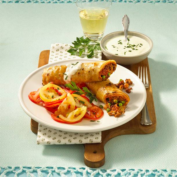 Hackröllchen zu Joghurt-Dip und Tomatensalat Rezept