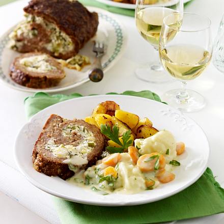 Hackrolle mit Frischkäse-Zwiebel-Füllung Rezept Hackrolle mit Frischkäse-Zwiebel-Füllung Rezept