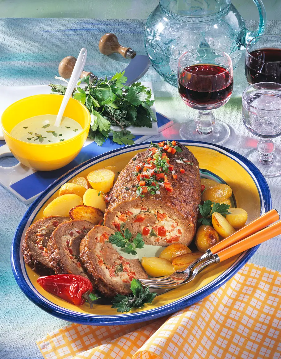 Hackrolle mit Paprika-Frischkäse Rezept Hackrolle mit Paprika-Frischkäse Rezept
