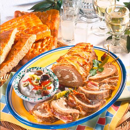 Hackrolle mit Schafskäse Rezept Hackrolle mit Schafskäse Rezept