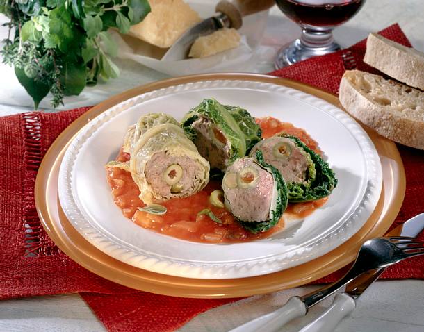 Hackroulade mit Parmesan und Oliven im Wirsingmantel auf Tomatensoße Rezept