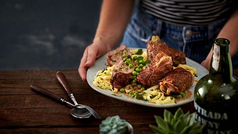 Hackrouladen auf Erbsen-Nudeln Rezept - Foto: House of Food / Bauer Food Experts KG