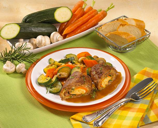 Hackrouladen auf Zucchini-Gemüse Rezept Hackrouladen auf Zucchini-Gemüse Rezept